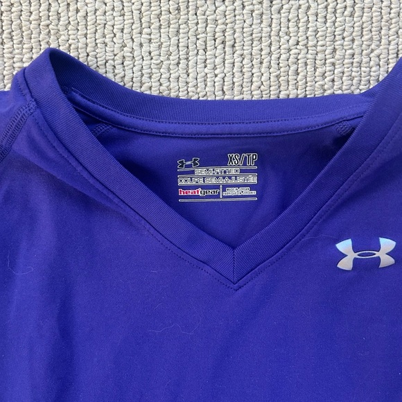 🌿Under Armour Women’s Purple V-Neck Shirt, size XS🌿 - Picture 2 of 5